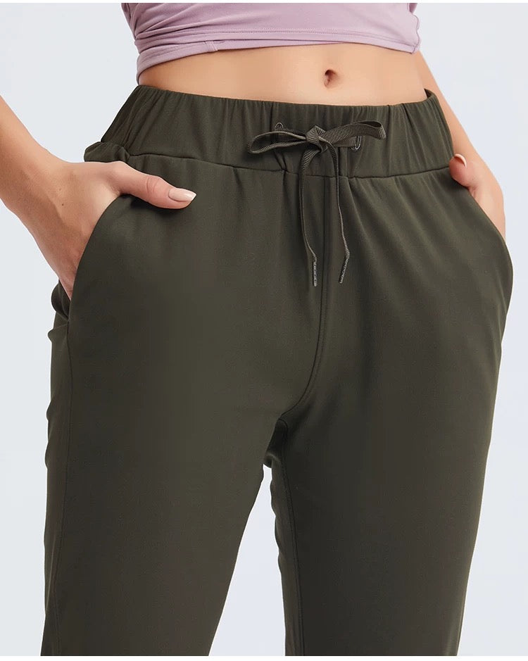 Noonfit Flow – Yüksek Bel Toparlayıcı Yoga & Günlük Pantolon | Dört Yönlü Streç -Haki